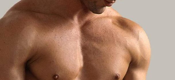 Depilazione maschile: come eliminare i peli del petto e della pancia
