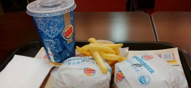 Burger King, bibite gassate cancellate dal menù per bambini