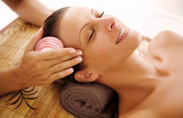 Massaggio con conchiglie: i benefici della Shell Therapy per un relax naturale