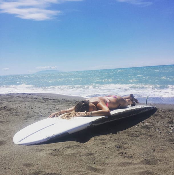 Surf: Nicoletta Romanoff svela i benefici nascosti dello sport re dell'estate... o quasi