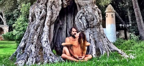 Yoga e sesso tantrico: Naike Rivelli e Yari Carrisi sperimentano su Instagram