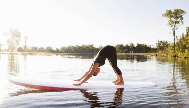 Paddleboard yoga: i tre esercizi base per chi ama fitness e mare [FOTO]