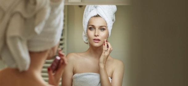 Pelle: seguire le fasi del ciclo mestruale per combattere acne e secchezza
