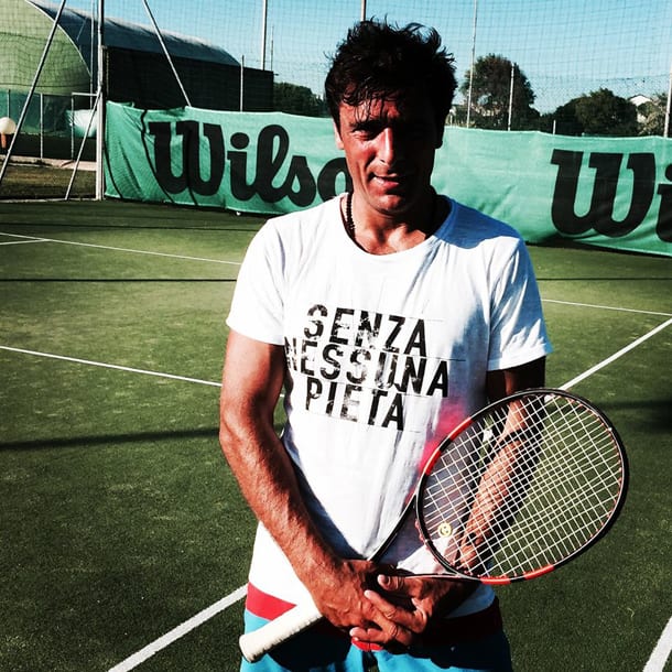 Adriano Giannini e il tennis: una passione salutare che lo aiuta a combattere lo stress