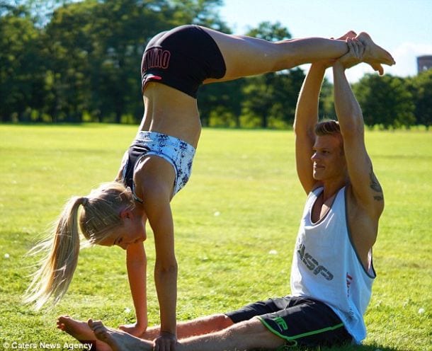 Allenamento di coppia: due fidanzati propongono gli esercizi da fare in due