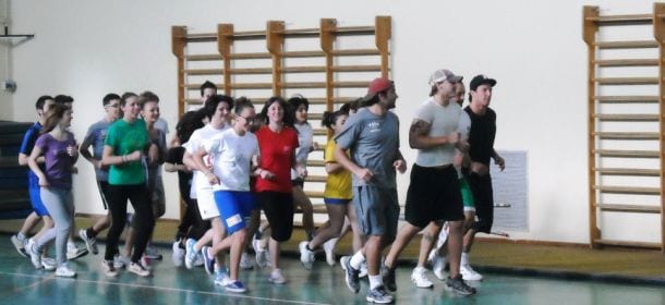 Le adolescenti saltano l'ora di ginnastica a scuola: colpa del seno che cresce in pubertà