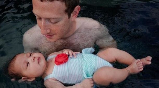 Mark Zuckerberg: critiche per il primo bagnetto in piscina della figlia. A 2 mesi è davvero troppo presto?