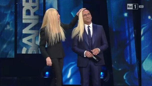 Sanremo 2016: Virginia Raffaele imita Donatella Versace e ironizza sugli eccessi della chirurgia