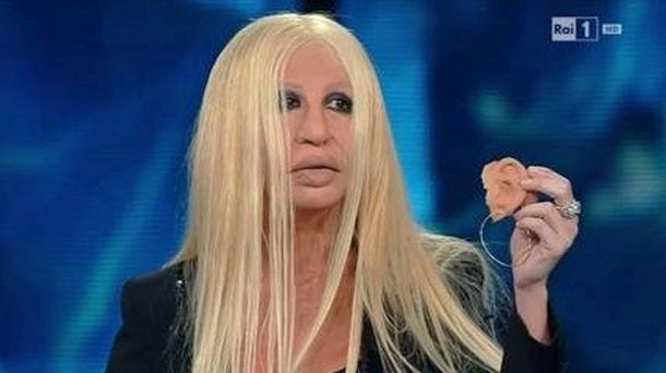 Sanremo 2016: Virginia Raffaele imita Donatella Versace e ironizza sugli eccessi della chirurgia