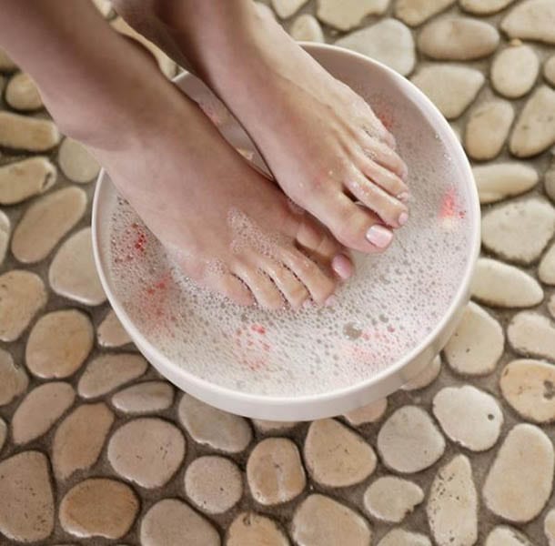 Gambe e piedi gonfi: un rimedio naturale con la tecnica Kneipp da fare in casa