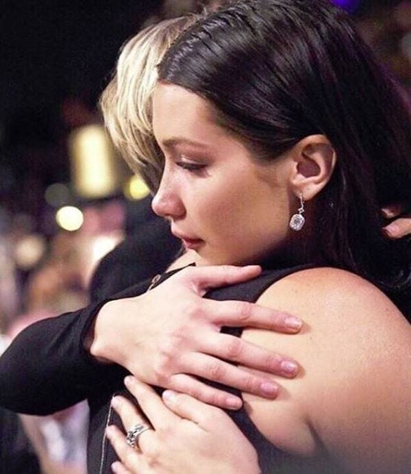 Bella Hadid in lacrime: ha la stessa malattia di sua madre