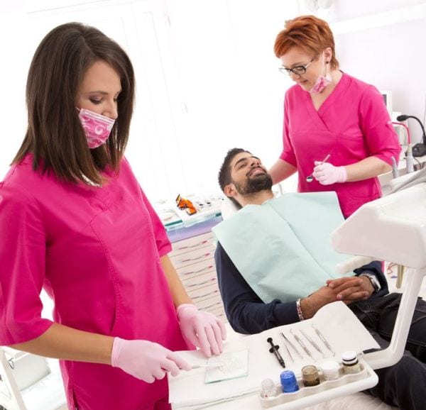 Chirurgia estetica dal dentista: cosa si può fare e cosa no