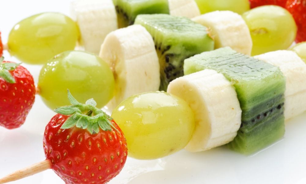Ricette estive: come preparare gli spiedini di frutta