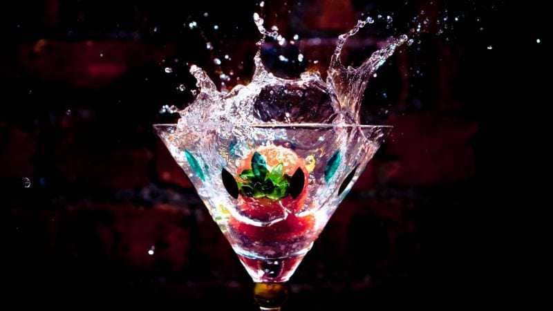 Allarme ghiaccio e cocktail: trovati batteri e muffe, rischio infezioni anche a casa