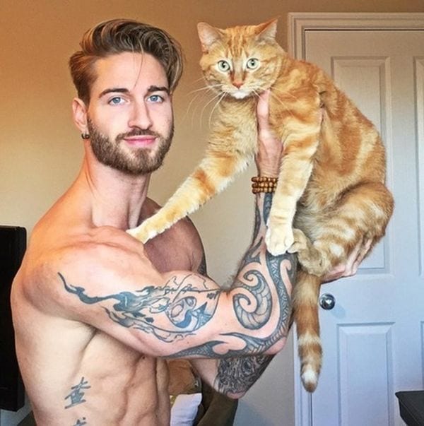 Modello usa il gatto per allenarsi: il fitness più tenero (e sexy) che ci sia