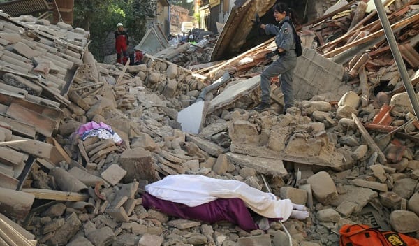 Terremoto, l’appello del sindaco di Amatrice: "Serve cibo ma soprattutto soldi"