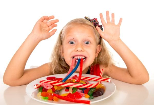 Bambini, allarme obesità: "Vietato  dare zucchero ai figli"