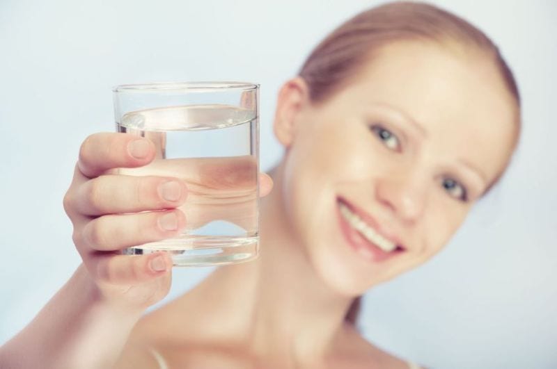 Acqua: 4 momenti 'giusti' in cui bere fa bene alla linea e alla salute