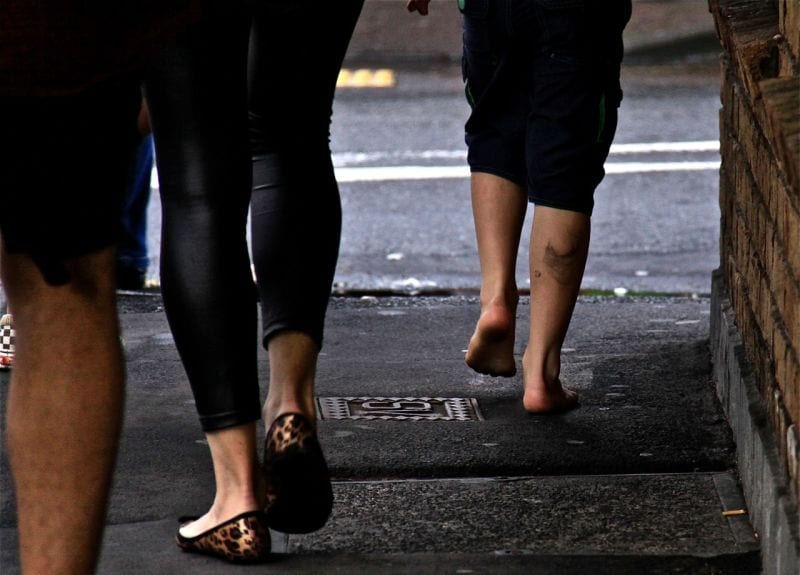 Camminare a piedi scalzi: ecco il parassita che non aspetta altro