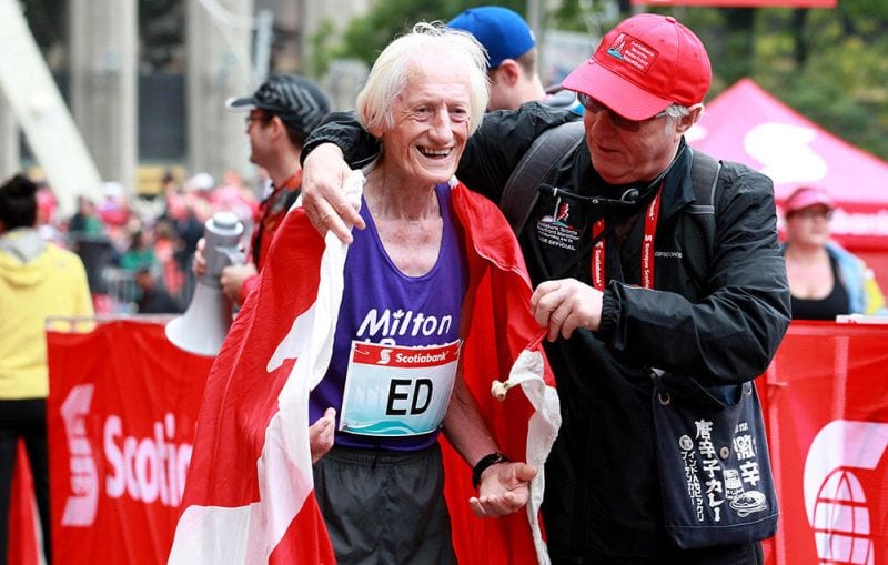 A 85 anni stabilisce il nuovo record nella maratona: eppure voleva fare meglio...