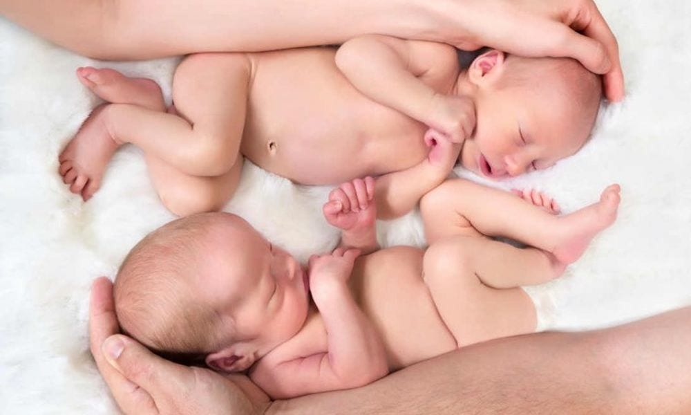 Già incinta concepisce un’altra figlia: le 2 bimbe nascono insieme ma non sono gemelle