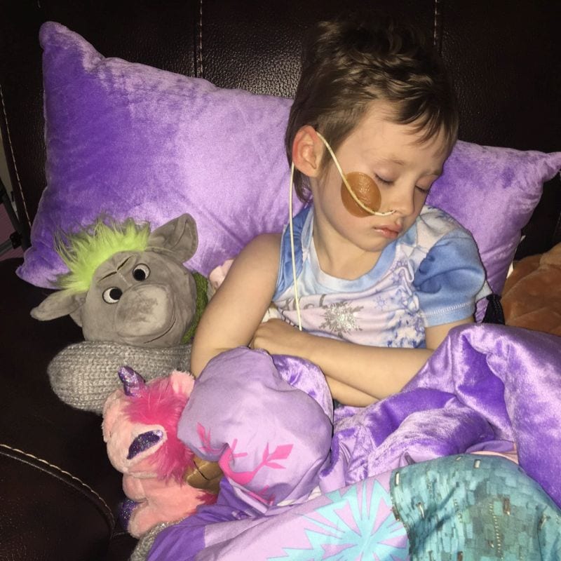 Muore di tumore a 4 anni: il padre pubblica le foto shock su Facebook