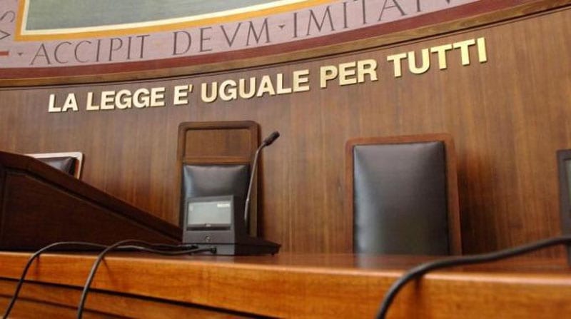 Allattava la figlia di 7 anni, ora è accusata di abusi sessuali su minore