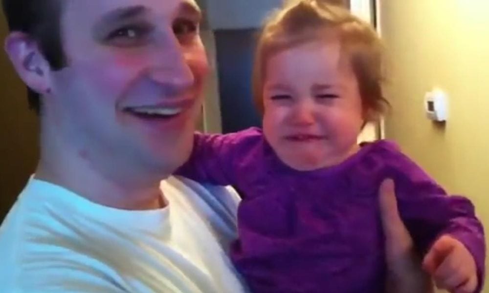 Il papà si taglia la barba: la reazione della figlia è incredibile [VIDEO]