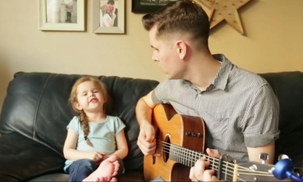 Il duetto perfetto: padre e figlia di 4 anni sulle note di Toy Story [VIDEO]