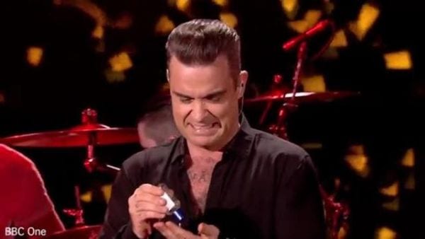 Robbie Williams maniaco dell'igiene: si lava dopo aver toccato i fan