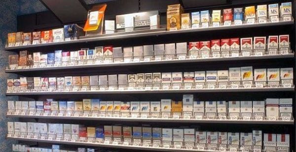 Sigarette, arrivano i pacchetti anonimi. Addio a Marlboro o Camel