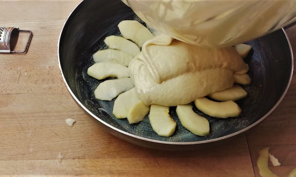 Torta di mele in padella, pronta in pochi minuti [VIDEO]