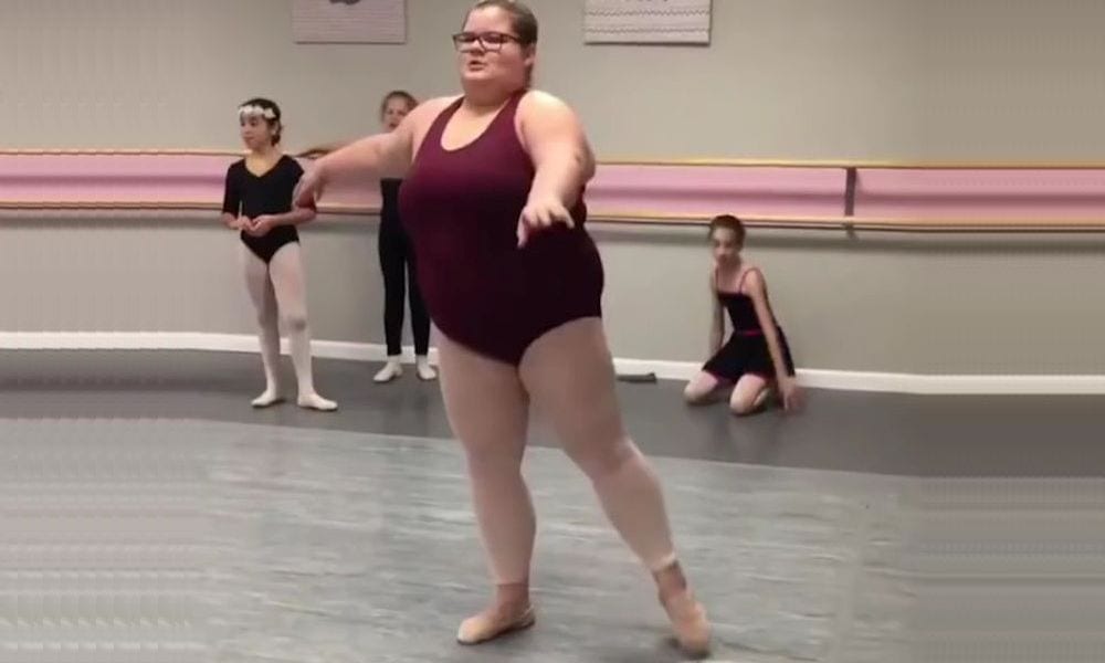 Ballerina derisa per il peso, dà a tutti una dimostrazione [VIDEO]