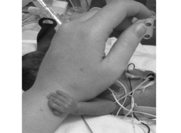 Neonata prematura: il gesto inaspettato all'infermiera commuove tutti