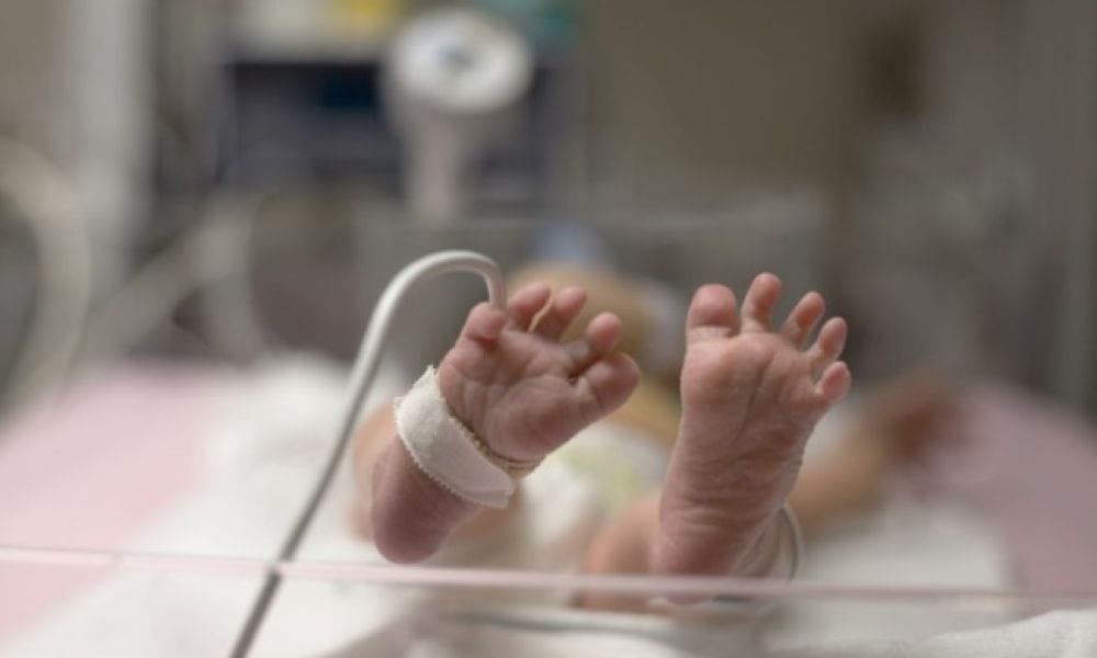 Neonata prematura: il gesto inaspettato all'infermiera commuove tutti