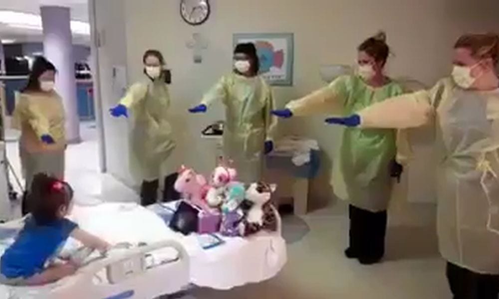 Le infermiere ballano per la loro piccola paziente [VIDEO]