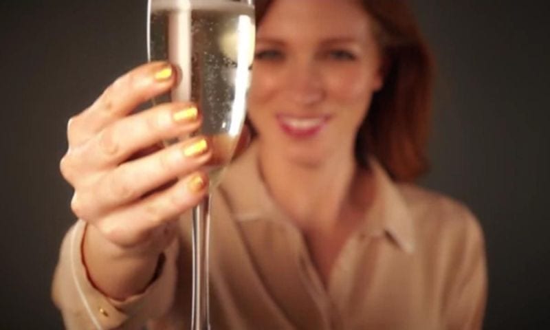 Smalto al prosecco: l'aperitivo è sempre "a portata di dita"