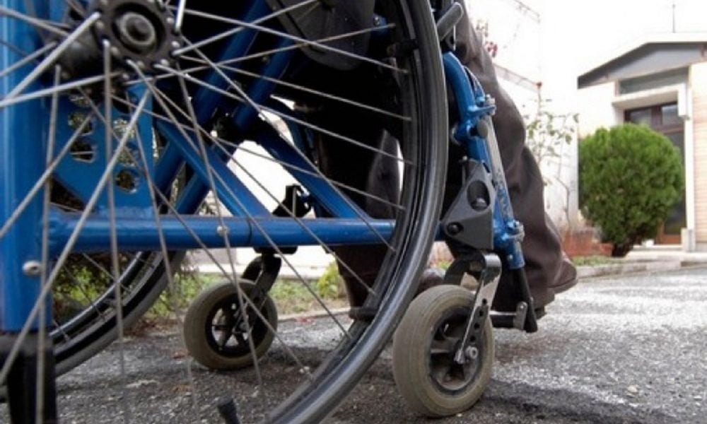 Botte ai disabili per truffare le assicurazioni: una tariffa per ogni incidente