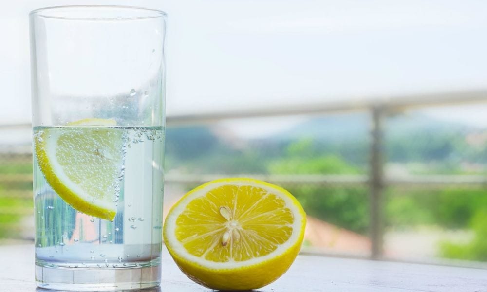 Acqua e limone: quali effetti sul corpo? [VIDEO]