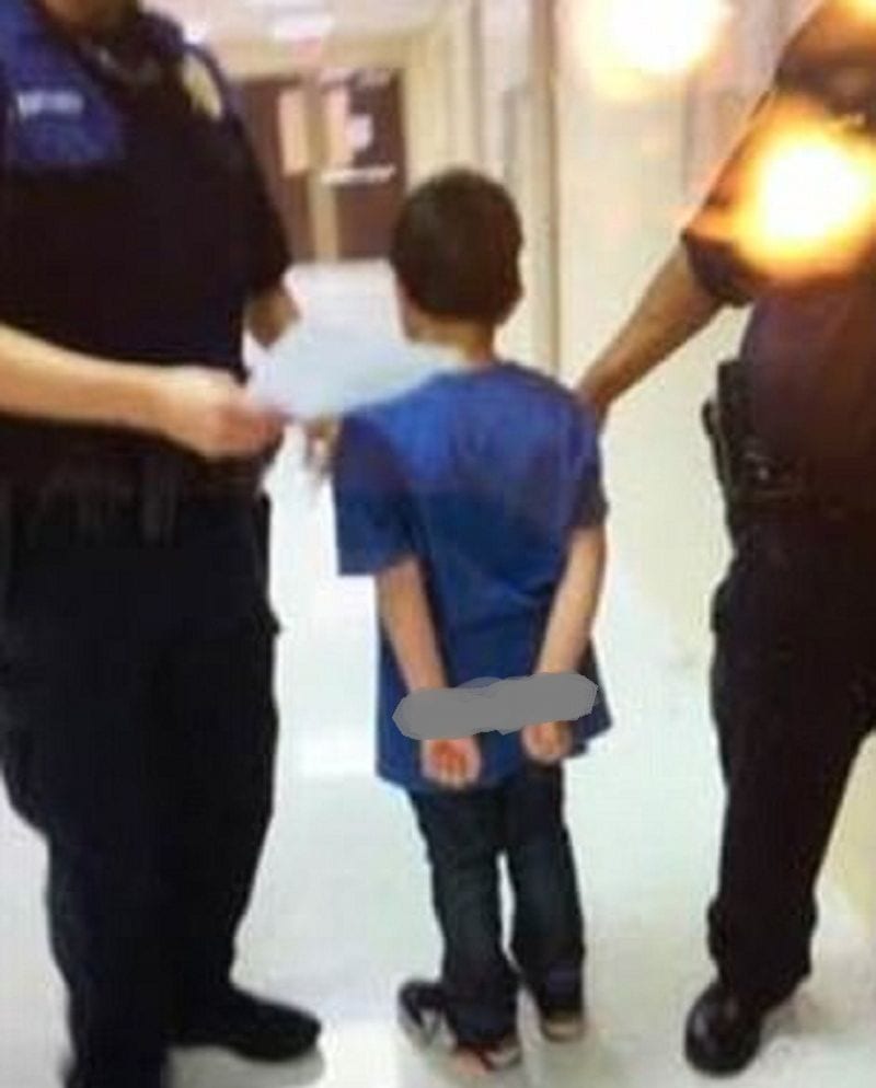 Bambino di 7 anni portato via da scuola in manette: il motivo sconvolge