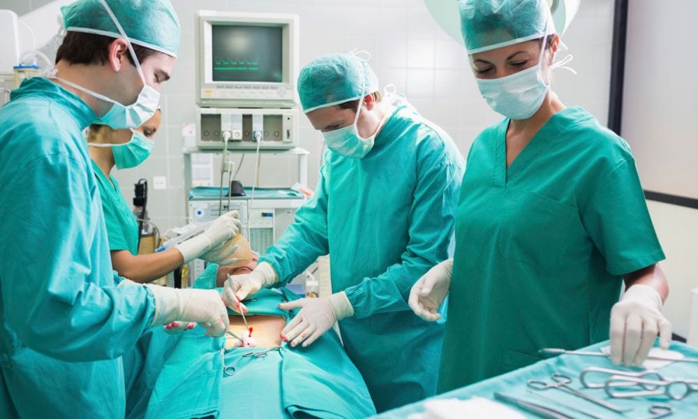 Chirurgo in sala operatoria si ferma per picchiare la sua infermiera [VIDEO]