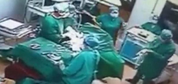 Chirurgo in sala operatoria si ferma per picchiare la sua infermiera [VIDEO]