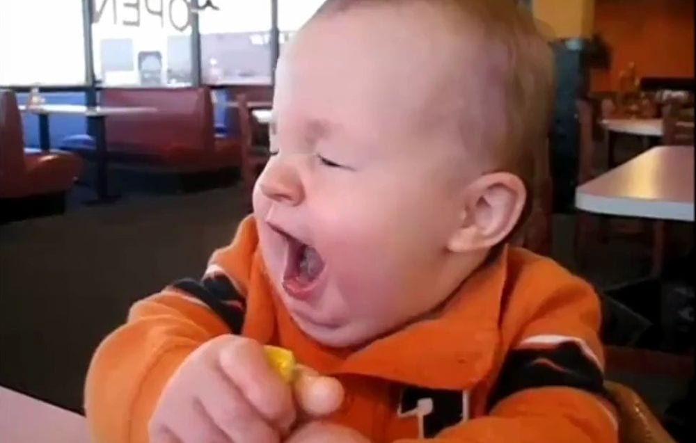 I bambini assaggiano il limone per la prima volta: che facce! [VIDEO]