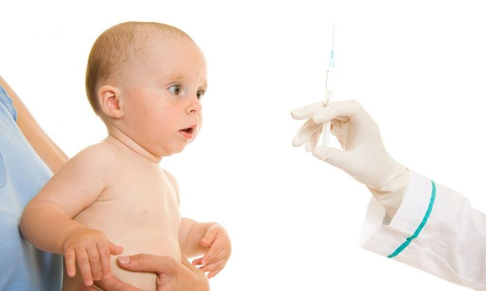 Vaccino causa autismo del figlio: papà aggredisce medico della Asl