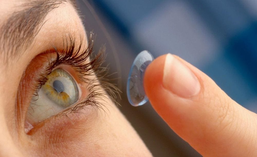 Scopre di avere 27 lenti a contatto nell'occhio: non se n'era mai accorta