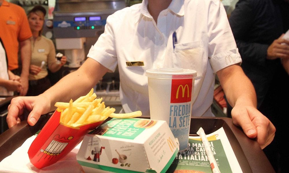 Batteri fecali nel ghiaccio: allarme da McDonald's, Burger King e KFC