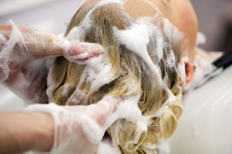Shampoo antigiallo: benefici e controindicazioni