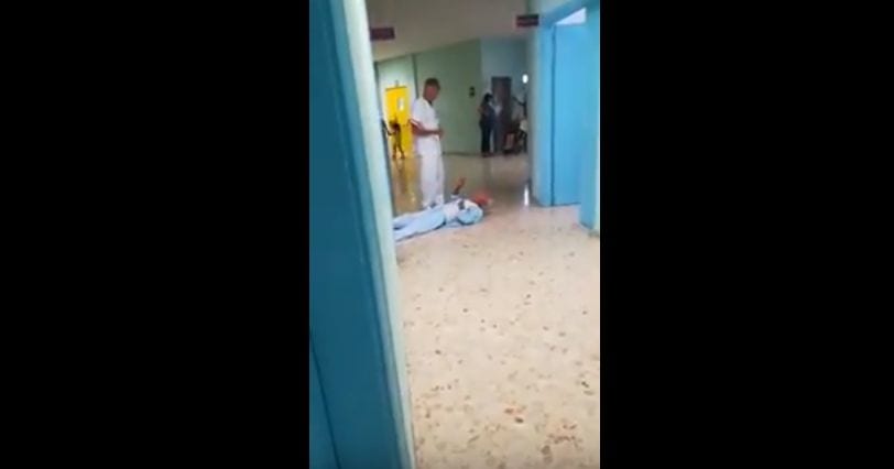 Anziano con il femore rotto protesta sdraiato a terra: le immagini shock [VIDEO]