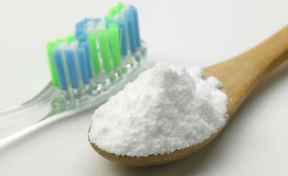 Bicarbonato per sbiancare i denti: benefici e controindicazioni