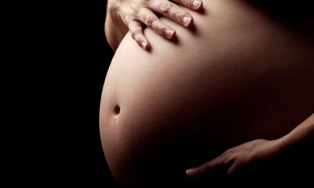 Donna incinta di 2 gemelli scopre di avere due uteri: l'aspetta un parto...